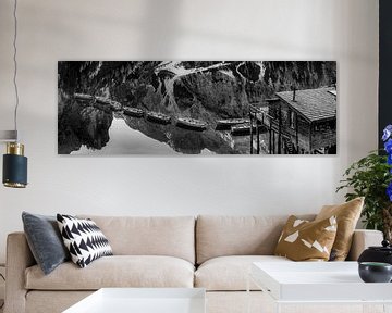 Bateaux en bois au bord d'un lac dans les Dolomites en noir et blanc. sur Manfred Voss, Schwarz-weiss Fotografie