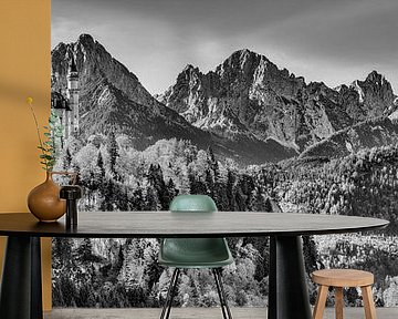 Schloß Neuschwanstein mit Bergpanorama in schwarzweiss.