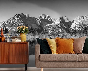 Wilder Kaiser Bergpanorama mit schöner Spiegelung. Schwarzweiss