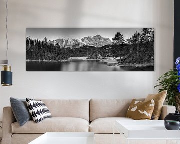 Eibsee bij Garmisch Partenkirchen in Beieren. Zwart-wit beeld. van Manfred Voss, Zwart-Wit Fotografie