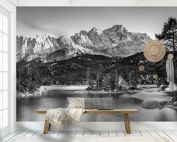 Eibsee bei Garmisch Partenkirchen in Bayern. Schwarzweiss Bild.