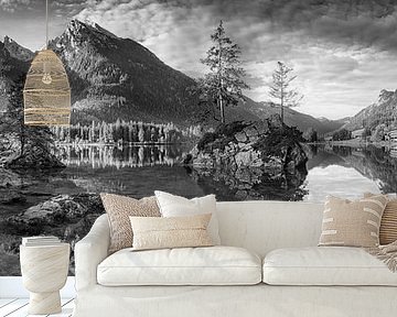 Hintersee in Bayern mit Bergpanorama. Schwarzweiss Bild.