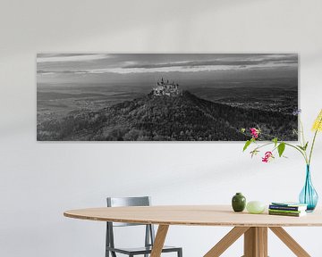 Kasteel Hohenzollern in een prachtig landschap. Zwart-wit beeld. van Manfred Voss, Schwarz-weiss Fotografie
