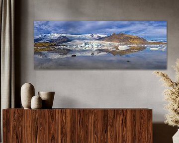 Panorama van het Fjallsárlón gletsjer meer met ijsschotsen drijvend in het meer. van Bas Meelker