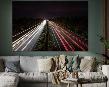 car light trails at night von VIDEOMUNDUM