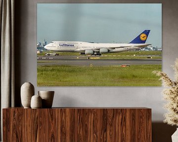Lufthansa Boeing B747-8 wordt naar terminal gebracht. van Jaap van den Berg