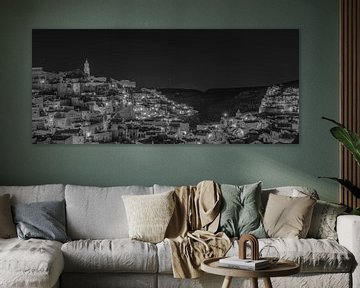 Matera - Skyline bei Nacht in schwarz-weiß II von Teun Ruijters