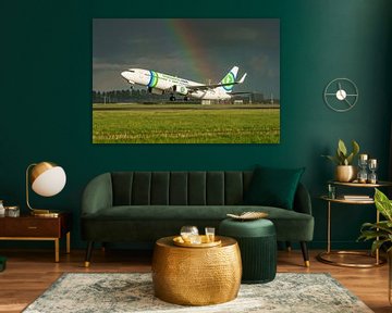 Transavia Boeing 737-800 (PH-HZX) met regenboog. van Jaap van den Berg