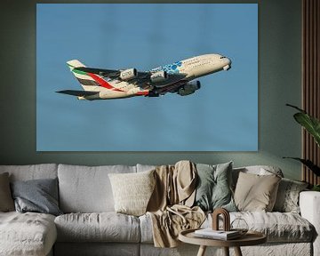 Der Airbus A380 von Emirates hebt von der Startbahn Buitenveldert ab. von Jaap van den Berg