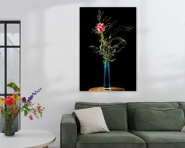 Roos in een blauwe glazen vaas met zwarte achtergrond van ManfredFotos