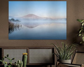 Stiller geheimnisvoller Sonnenaufgang am Wasser