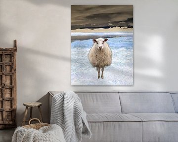 Dollie das Schaf in abstrakter isländischer Landschaft von Ellen Snoek