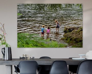 Glendalough, Ierland, spelende kinderen in rivier van Huub de Bresser