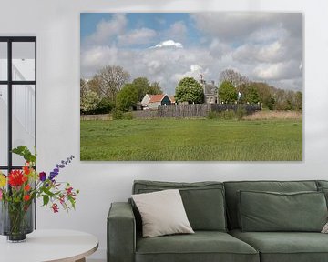 Het voormalige eiland Schokland. Nederland met prachtige lentewolken en een blauwe lucht, het voorma van W J Kok