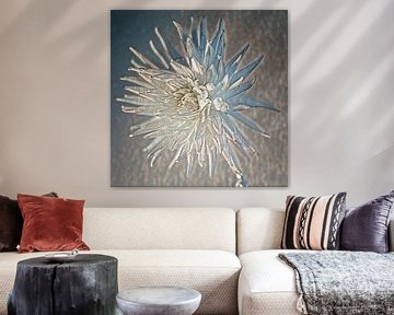 Losse Dahlia groot in abstract blauw wit van Marly De Kok