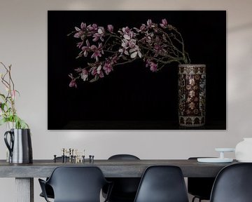 Magnolia in Chinese Vaas. van Renee Klein