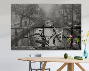 Fahrrad auf einer Brücke in Amsterdam von Nico Geerlings