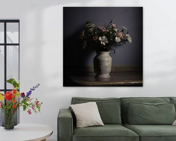 Impressionistisches Stillleben mit Blumen in einer Steinvase