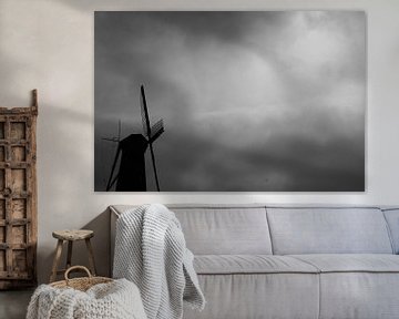 Molen | Een prachtig silhouet van een molen in een dreigende lucht van Wil Vervenne