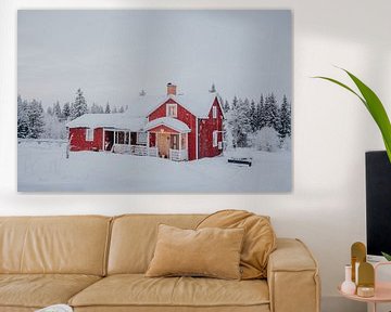 Winters tafareel in Zweeds Lapland - Zweeds rood huis fotoprint van sonja koning