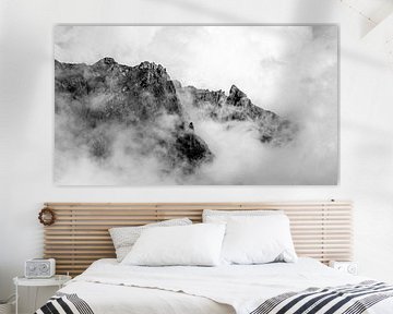 Bergtoppen boven de wolken I | Panorama | Pico do Areeiro | Madeira | Minimalisme | Zwart-Wit van Daan Duvillier