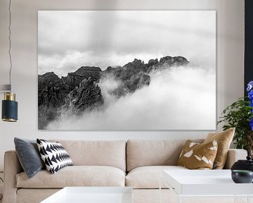 Bergtoppen boven de wolken II | Pico do Areeiro | Madeira | Minimalisme | Zwart-Wit van Daan Duvillier