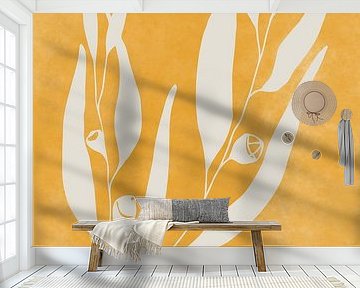 Moderne botanische Kunst. Eukalyptuszweig in Pastellbeige auf Gelb von Dina Dankers