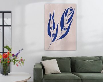 Moderne botanische kunst. Eucalyptustakje in blauw op oudroze