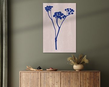Moderne botanische kunst. Bloem in blauw op roze van Dina Dankers