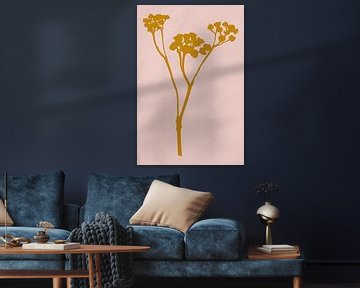 Moderne botanische kunst. Bloem in oker op roze van Dina Dankers