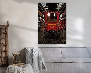 Urbex voorkant van een trein in een verlaten hal van Dyon Koning