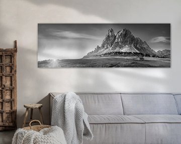 Panorama des Alpes sur un alpage dans les Dolomites. Image en noir et blanc. sur Manfred Voss, Schwarz-weiss Fotografie