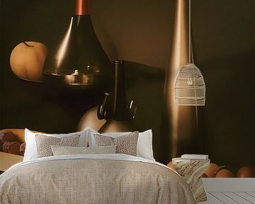 Surrealistisch stilleven met wijn, fruit en kaas voor een donkere achtergrond