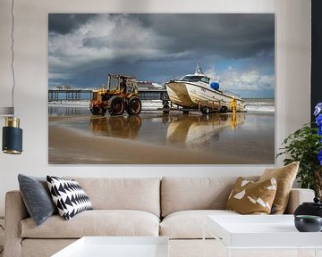 Tractor with boat, Cromer by Peet Romijn