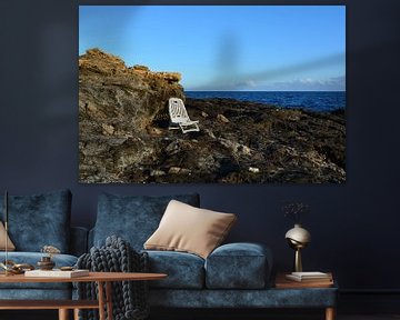 verlaten stoel op de rotsen aan de middellandse zee van Bella Luna Fotografie