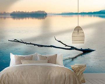 Winterlicher Sonnenuntergang an einem Teich mit schönen Spiegelungen von Kim Willems