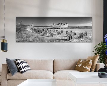 Beach and pier of Ahlbeck on Usedom in black and white. by Manfred Voss, Schwarz-weiss Fotografie