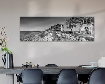 L'île de Hiddensee sur la mer Baltique avec un phare en noir et blanc. sur Manfred Voss, Schwarz-weiss Fotografie