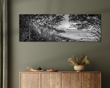 Steile kust en strand aan de Oostzee in zwart-wit. van Manfred Voss, Schwarz-weiss Fotografie