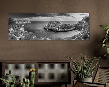 Baai in prachtig landschap op Mallorca in zwart-wit. van Manfred Voss, Schwarz-weiss Fotografie