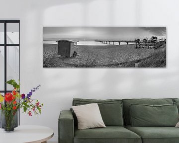 Zwemwagen op het strand van Scharbeutz in zwart-wit. van Manfred Voss, Zwart-Wit Fotografie