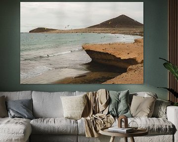 El Médano : une plage de dunes avec des surfeurs et du vent sur NZME Photography