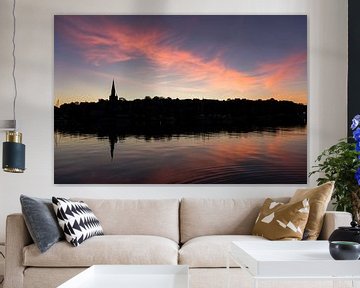 Silhouet van Flensburg bij zonsopkomst | Reisfotografie | Dromerige lucht van Kelsey van den Bosch