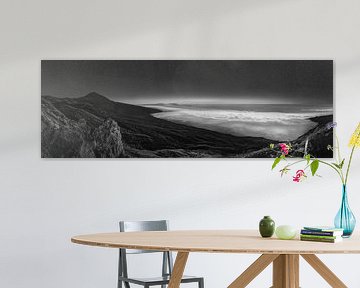 Tenerife met lichtgevende wolken en sterren in zwart-wit. van Manfred Voss, Schwarz-weiss Fotografie