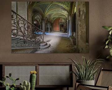 Hal in een verlaten Villa in Italië van Wim van de Water