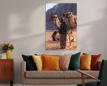 Bédouin avec des chameaux dans le désert de Wadi Rum sur Sander Groenendijk