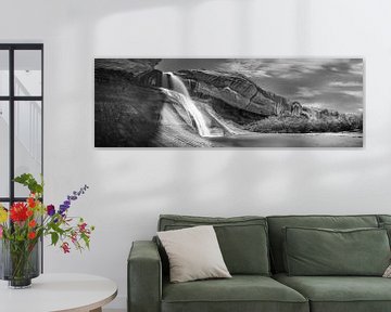 Landschap met waterval in de VS in zwart-wit. van Manfred Voss, Zwart-Wit Fotografie