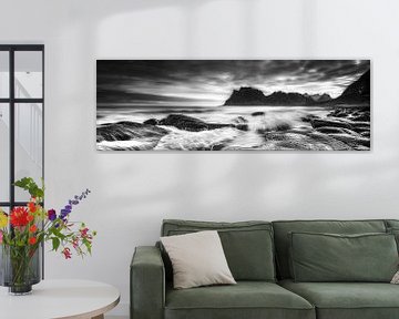 Landschaft mit Meer und Bergen in Norwegen in schwarz-weiß. von Manfred Voss, Schwarz-weiss Fotografie
