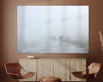 Beachcombers dans le brouillard sur Jo Van Herck