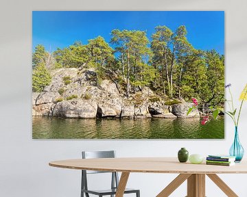 Ostseeküste mit Felsen und Bäumen im Schärengarten vor Väste